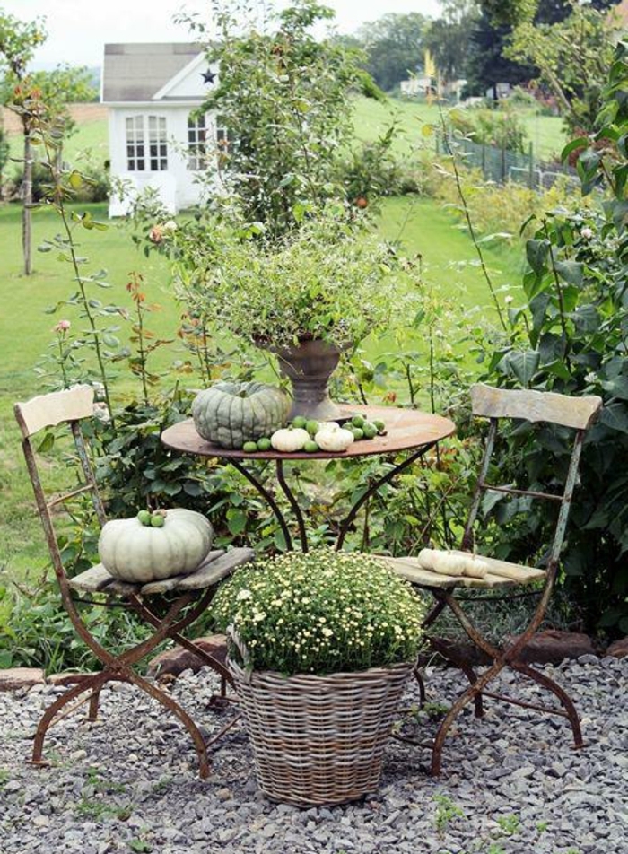 patios decorados pequeños, preciosas ideas de decoracion de exteriores, detalles pequeños en un patio verde, pavimento muebles de metal vintage