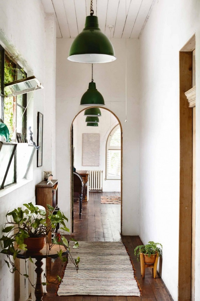 como decorar un pasillo largo y estrecho en estilo bohemio, muchas plantas verdes y detalles de madera 