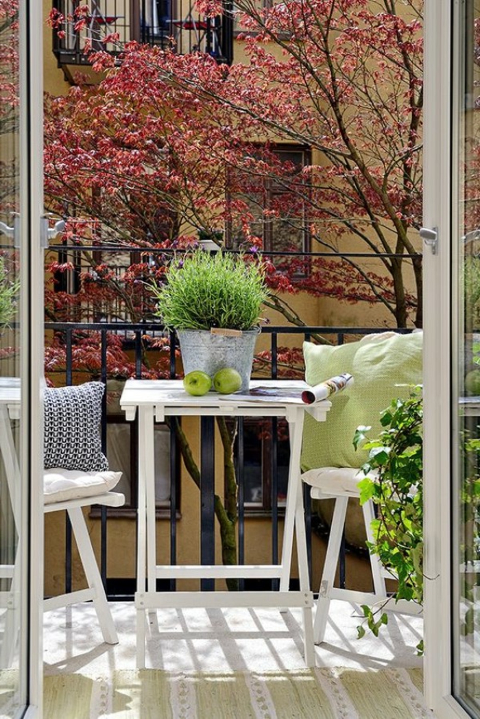 ejemplos de decoracion terrazas aticos de tamaño pequeño, decoración en colores claras con muebles plegables 