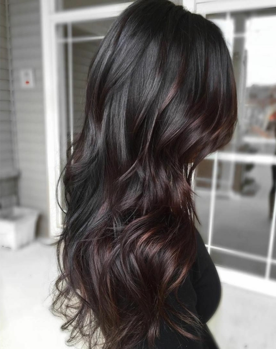 melena larga ondulada con blayage, pelo negro con mechas en castaño chocolate, cortes de pelo mujer en tendencia