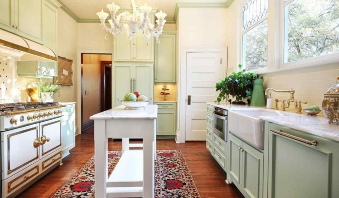 diseño moderno de cocinas pequeñas con isla con elementos vintage, candelabro de época y alfombra ornamentada