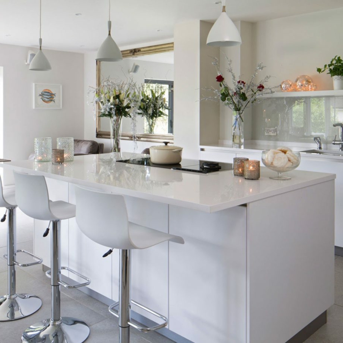 precioso diseño moderno en blanco, cocinas pequeñas con isla funcionales y bonitas 
