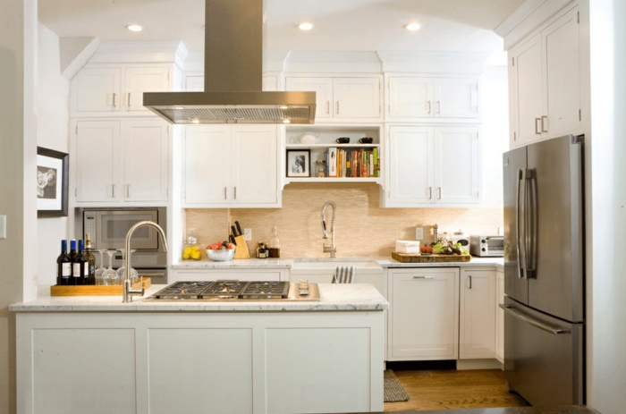 cocinas blancas decoradas en estilo contemporáneo con isla, decoración de cocinas de diseño 