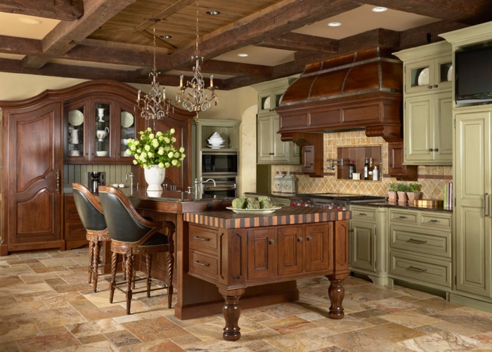 cocinas modernas fotos, grande cocina decorada en estilo vintage con isla de madera y sillas 