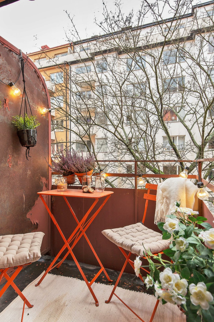 decoracion terrazas aticos de encanto, macetas colgantes DIY, sillas y mesa plegables pintados en color naranja