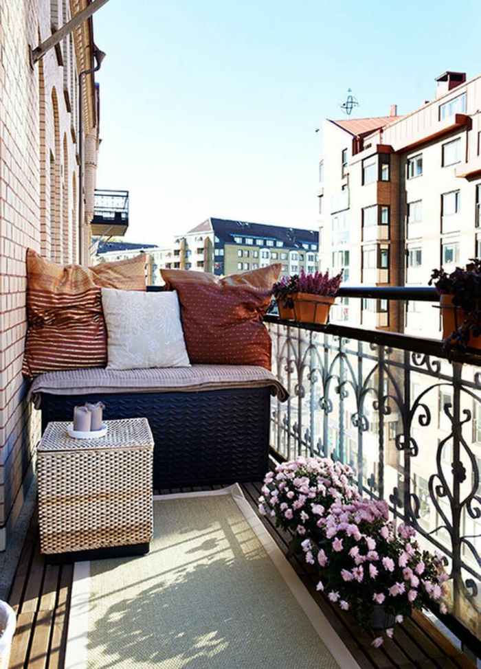 bonita decoración de una terraza pequeña con maceta con flores, suelo de madera y alfombra en beige, patios pequeños con piscina
