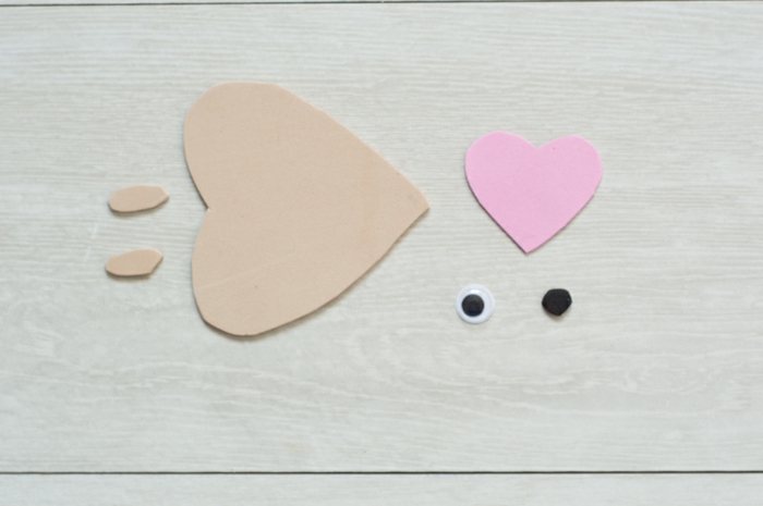 como hacer muñecos de goma eva paso a paso, partes de goma eva en beige y rosado, erizo DIY decorativo 