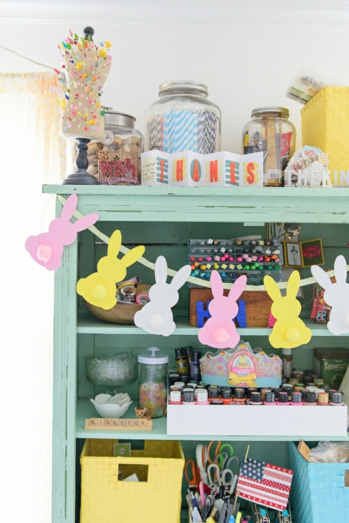 guirnalda decorativa en colores con figuras en forma de conejos, manualidades con goma eva faciles paso a paso 