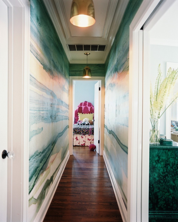 pasillo largo y estrecho con paredes con papel pintado, suelo de parquet y decoracion minimalista 