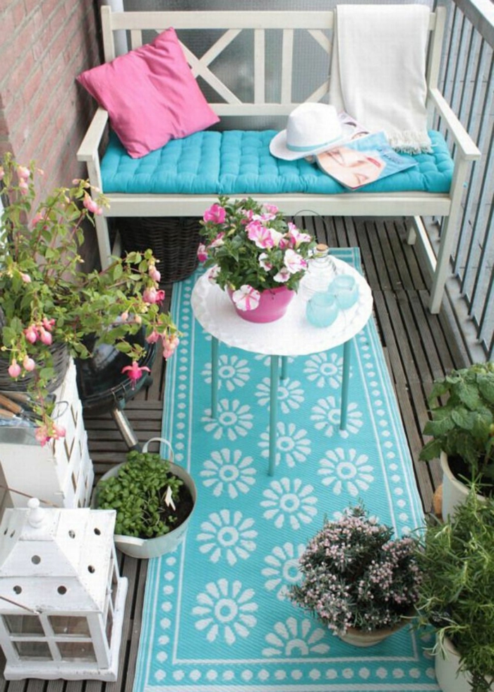ideas frescas y modernas para decorar una terraza, detalles en azul claro y rosado, patios pequeños con piscina y balcones