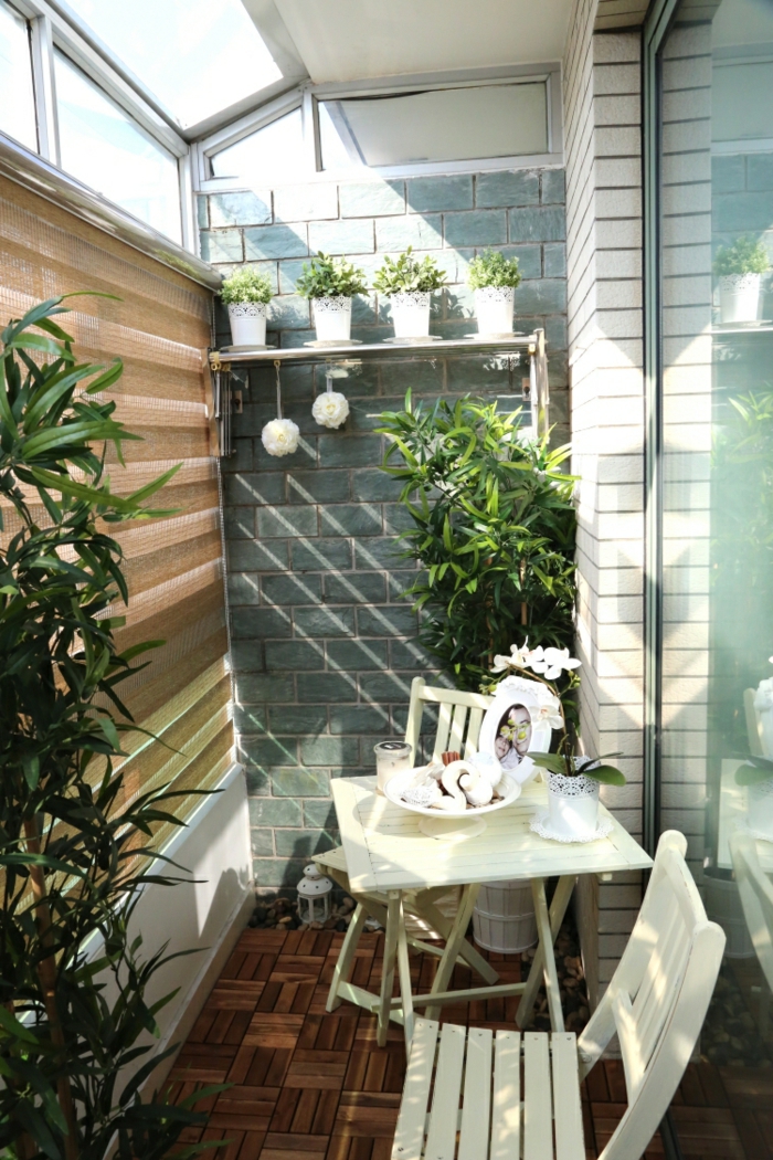 como decorar una terraza pequeña de encanto, muebles colores claros y plantas verdes, ideas patios pequeños con piscina
