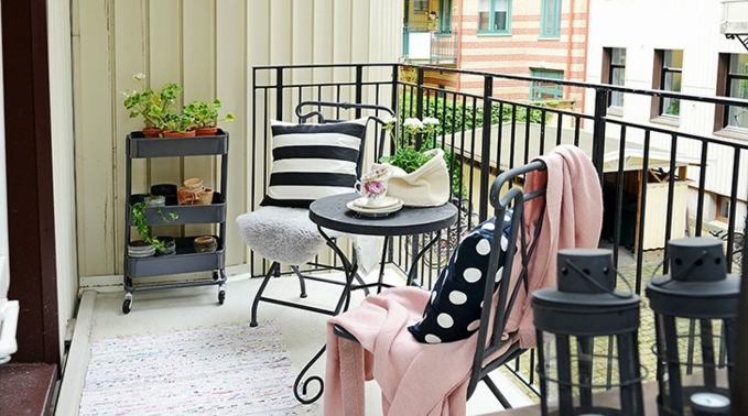 espacio exterior decorado de encanto, pequeña mesa vintage de forma oval y sillas en negro, patios pequeños con piscina