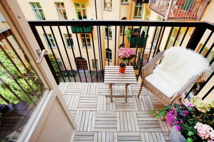bonito espacio pequeño decorado con muebles de madera y muchas flores, ideas decoracio patios con piscina y terrazas 