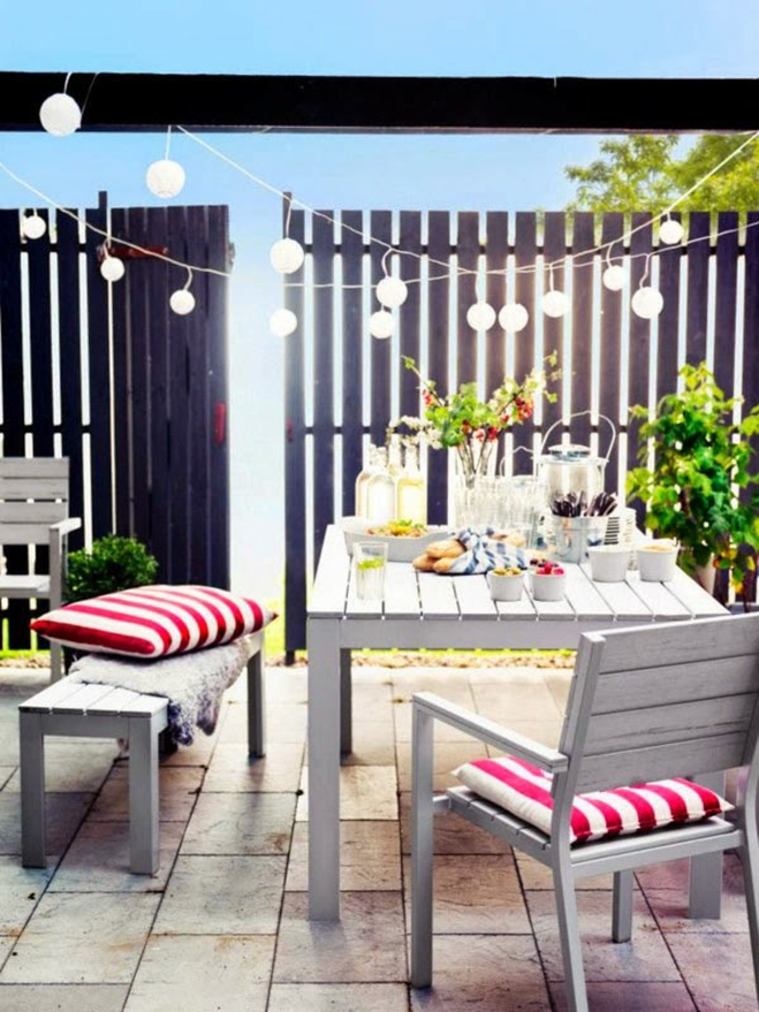 decoracion balcones pequeños y terrazas, patio decorado con muebles de madera pintados en gris y guirnaldas de luces