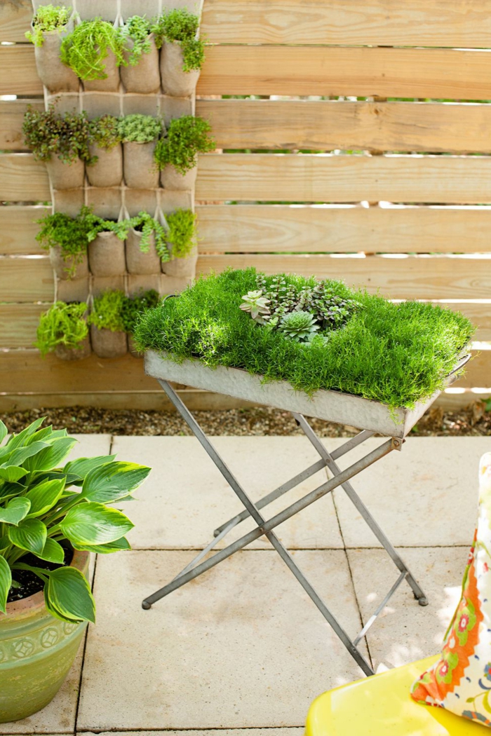 decoracion de exteriores con plantas verdes suculentas, jardinera vertical DIY hecha con tela de saco 