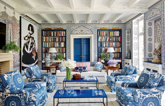 grande salón con elementos ornamentados en estilo asiático, papel decorativo para pared en blanco y azul 
