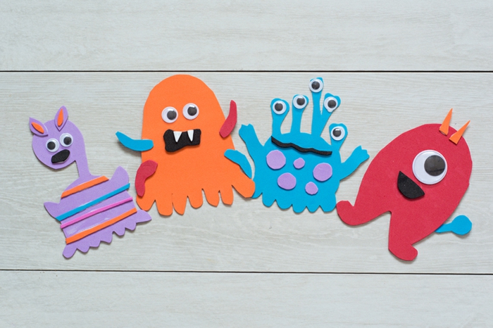 bonita idea manualidades con goma eva, figuras de monstruos hechos de foamy en diferentes colores 
