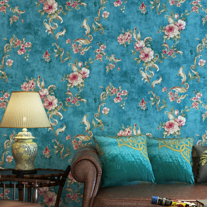 papel pintado adhesivo con motivos florales, precioso salon decorado en estilo vintage con muebles de eepoca 