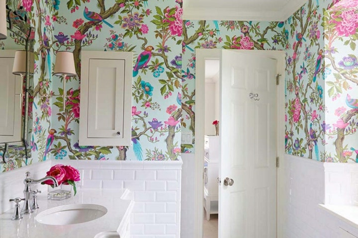 baño sofisticado con paredes decoradas con papel pintado adhesivo, muebles en blanco 