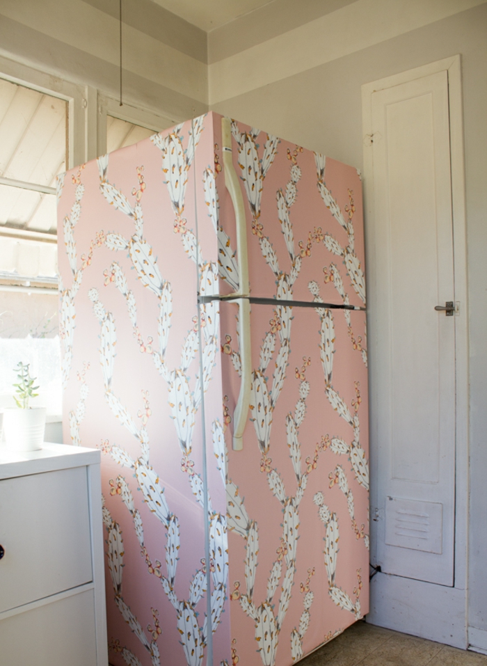 ideas de decoración con papel para forrar muebles, frigorífico decorado con papel decorativo en rosado 