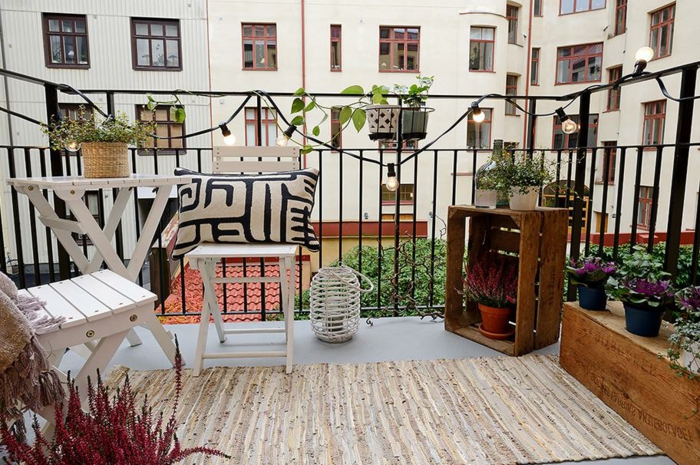 decoracion de patios y terrazas modernas paso a paso, muebles en blanco, guirnaldas de bombillas y macetas de cajas de fruta 