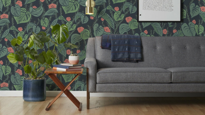 decoración de salón en estilo bohemio con pared de papel pintado barato motivos botánicos y muebles modernos