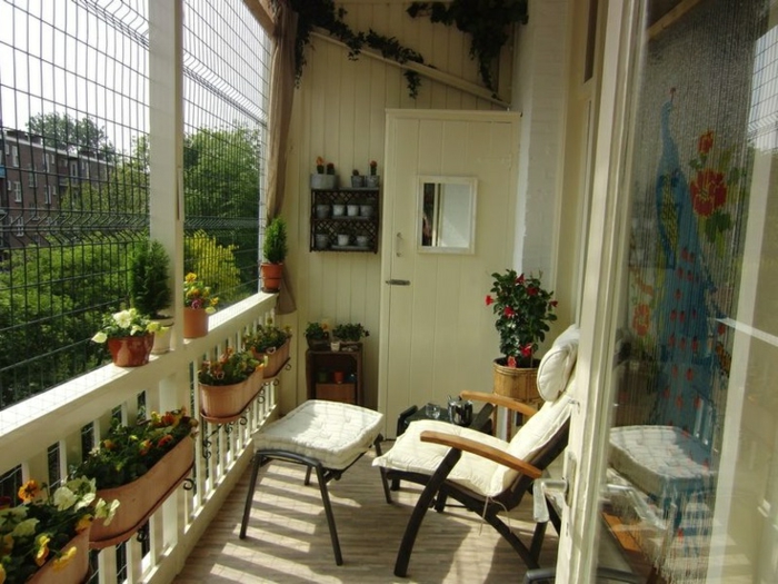 pequeña terraza decorada en beige con muchas flores y plantas verdes, ideas decoracion decoracion de jardines exteriores y balcones