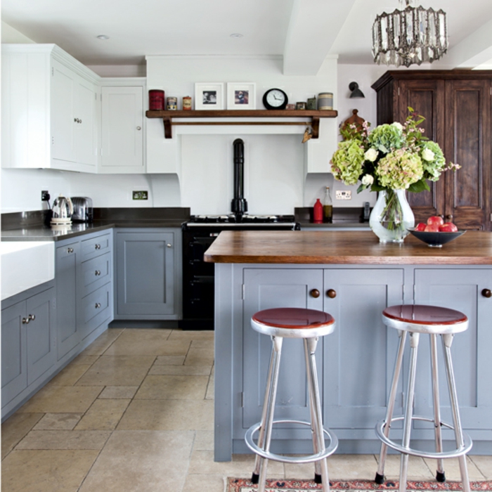 cocinas modernas pequeñas con isla, sillas de barra modernas, barra con encimera de madera y decoración de flores 