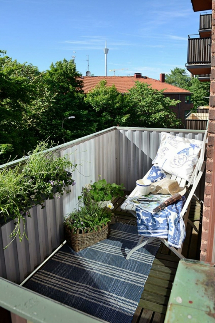 bonita terraza de tamaño muy pequeño decorada en blanco y azul con macetas de mimbre, ideas decoracion de patios