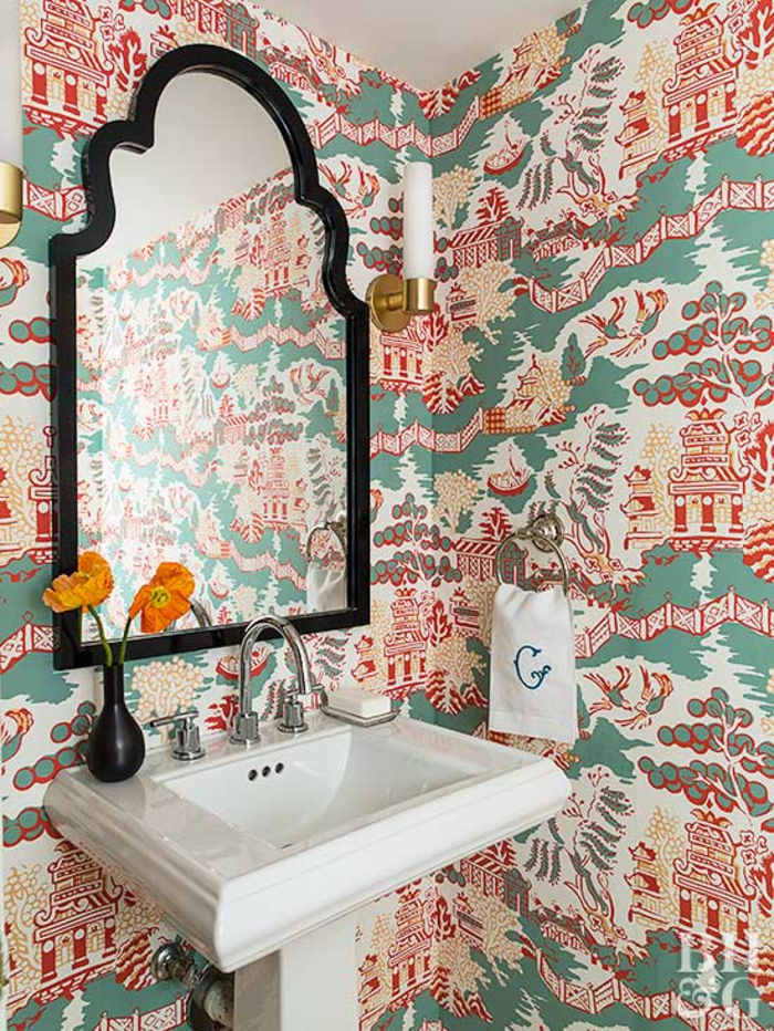 baño moderno con paredes decoradas con papel pintado barato motivos asiáticos, grande espejo con marco en negro 