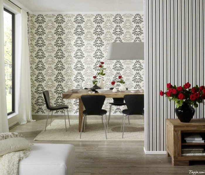 comedor abierto al salón con paredes con papel para pared ornamentado en beige y gris, tendencias decoración de interiores 2018 