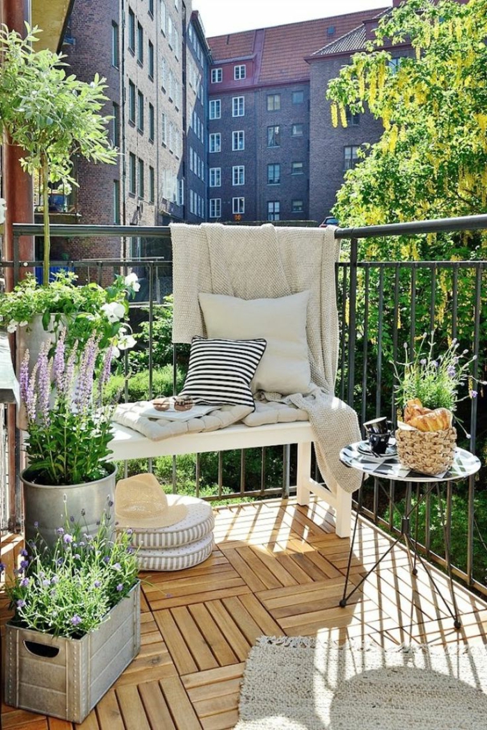 balcon bonito y acogedor decorado en tonos claros con macetas DIY plantas verdes, ideas decoracion de jardines exteriores y balcones