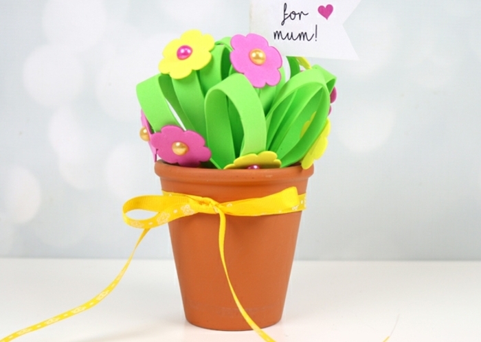 ideas de regalos para el día de la madre, flores de goma eva fáciles de hacer paso a paso 