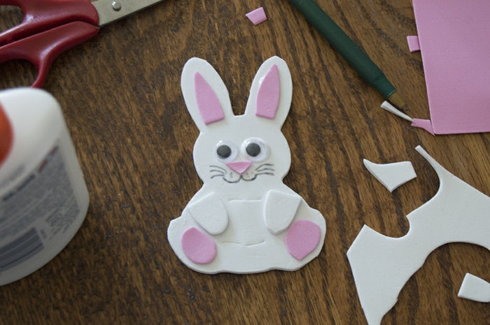 ideas DIy de encanto para los pequeños, muñecas goma eva en forma de animalitos, conejo de goma eva DIY 