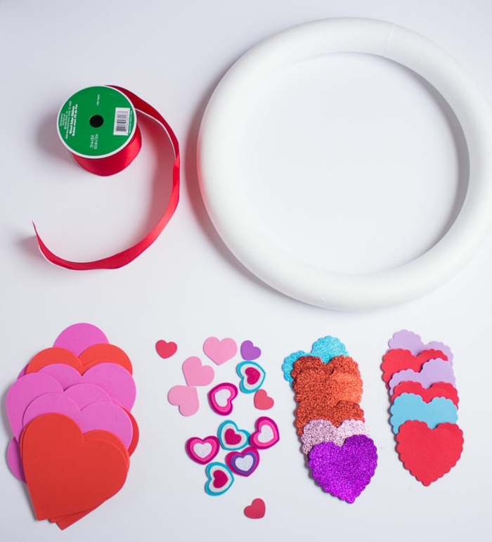 cosas que necesitas para hacer una corona goma eva DIY, corazones de goma eva, cinta decorativa, aro de plástico 