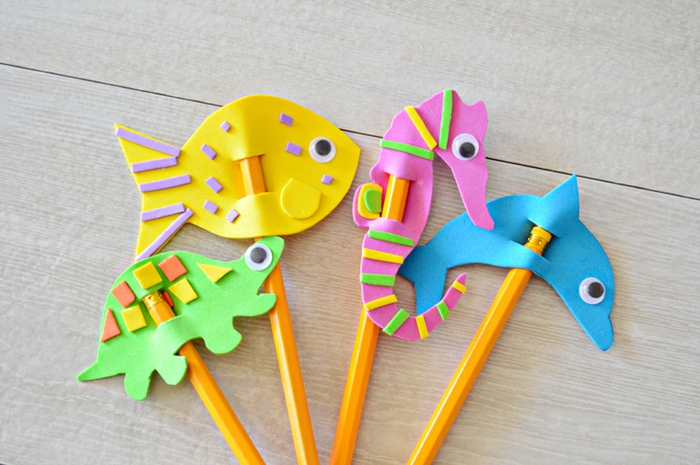 manualidades con goma eva para niños, preciosa idea de figuras de animales para lapices