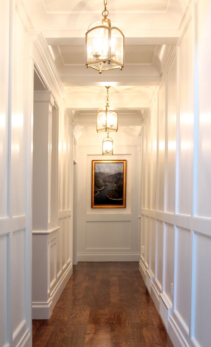 preciosa decoracion de pasillo en estilo clásico con punto focal en la pared, ideas muebles pasillo vintage