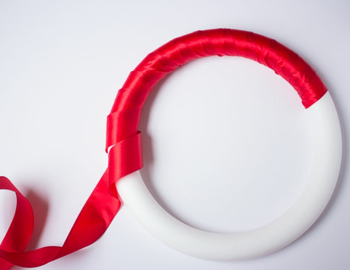 corona goma eva DIY paso a paso, aro de plastico envuelto de cinta en rojo, manualidades decoracíón paso a paso