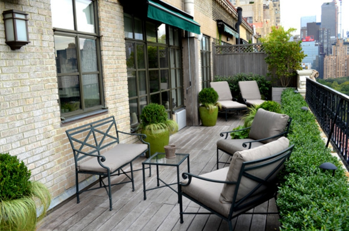terrazas pequeñas con encanto, decoración moderna con muebles de diseño en color ocre 