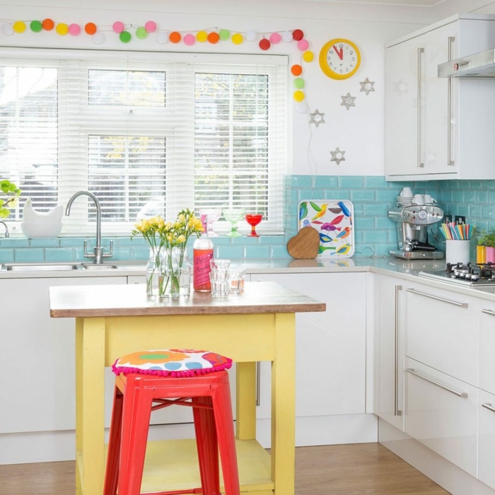 pequeña cocina decorada en blanco y azul con detalles coloridos, cocinas modernas pequeñas