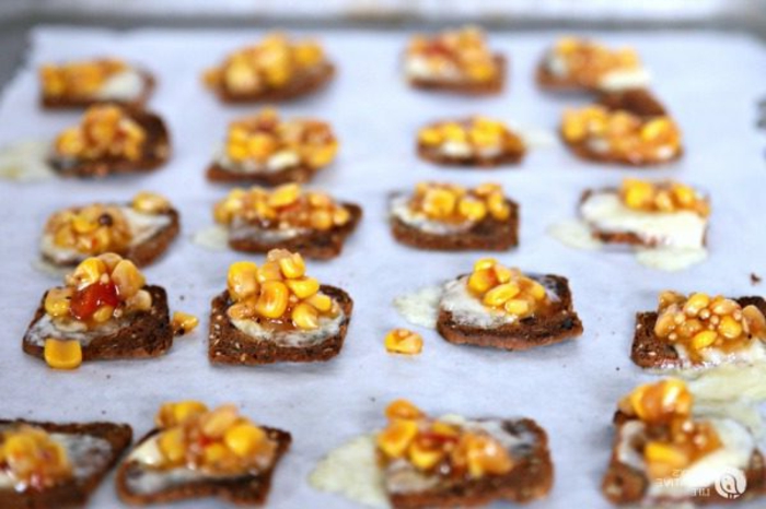 pinchos faciles ricos y saludables, pequeñas tostadas con queso y maíz, ideas para sorprender a tus invitados 