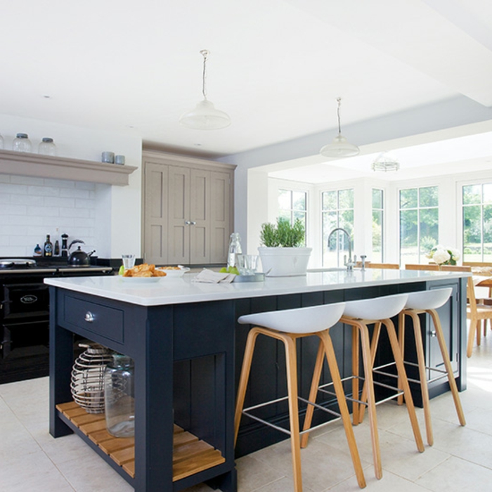 cocinas modernas pequeñas decoradas en blanco y azul, grande barra en azul con sillas de barra modernas