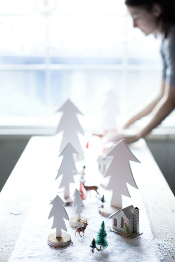 ideas de manualidades navidad goma eva, bonita decoración naivdeña, centro de mesa de árboles hechos con goma eva