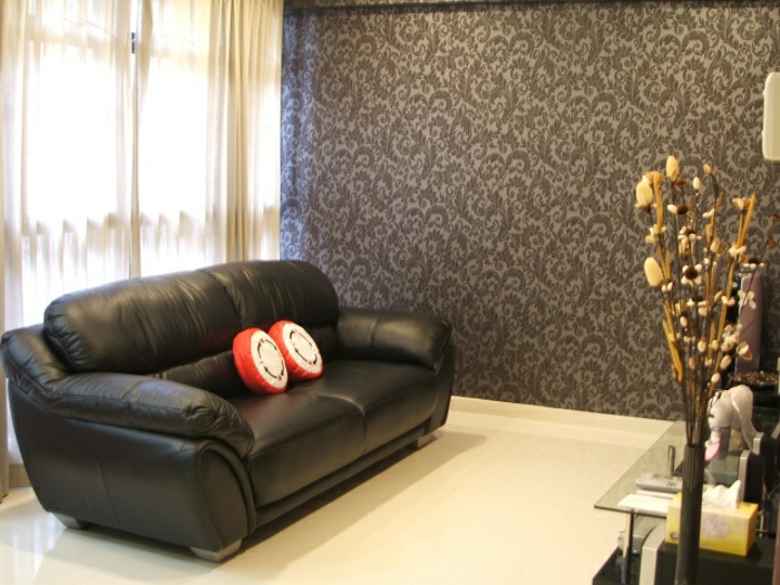 salón decorado en estilo minimalista con sofá tapizada en piel, cortinas de visillo y paredes con papel para pared ornamentada