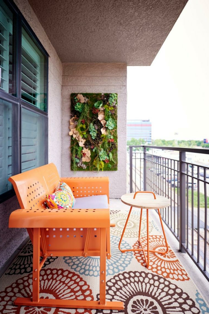 ideas para decorar terrazas pequeñas, muebles modernos en colores llamativos, jardinera vertical original 