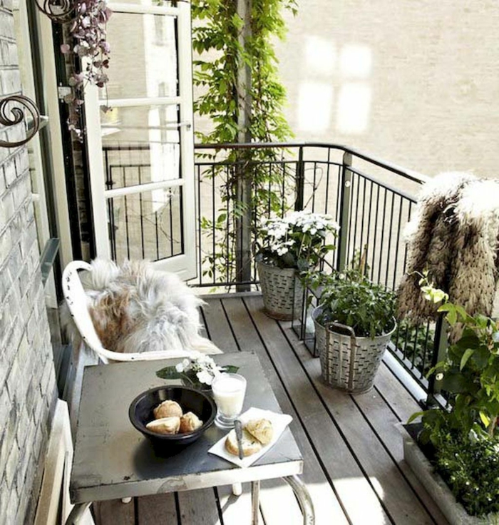 pequeña terraza decorada en estilo ecandinavo, macetas DIY con plantas verdes y flores, ideas para decorar terrazas modernas