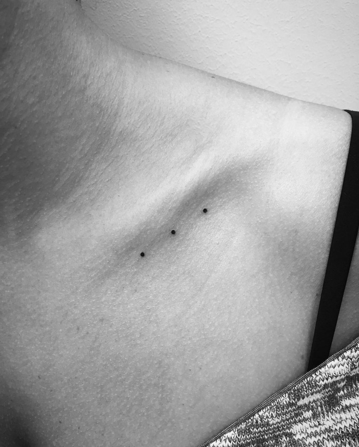 tatuajes finos para mujer con simbolismo, tres puntos suspensivos super pequeños, preciosos diseños de tatuajes minimalistas