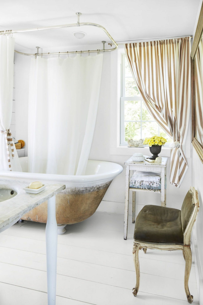cuarto de baño decorado en estilo vintage con bañera vintage, cortinas de baño y sillas vintage, baños modernos de diseño 