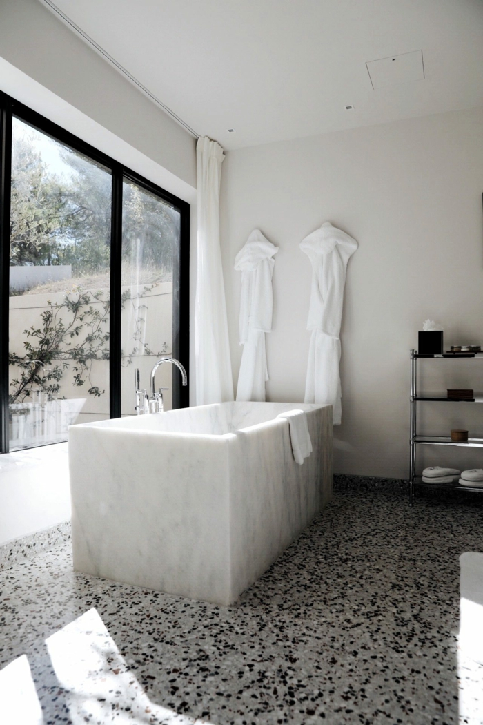 cuartos de baño pequeños decorados en blanco, baño moderno con grandes ventanales y bañera de marmol