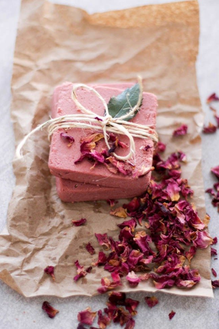 como hacer jabon casero natural con aroma de rosas, jabón artesanal hecho de pétalos de rosas rojas 